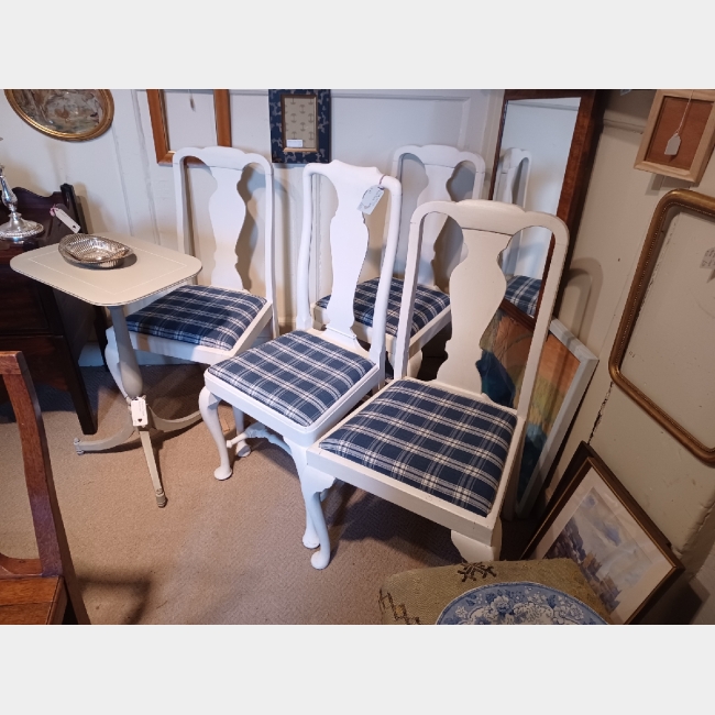 Set of 4 Vase Back Chairs