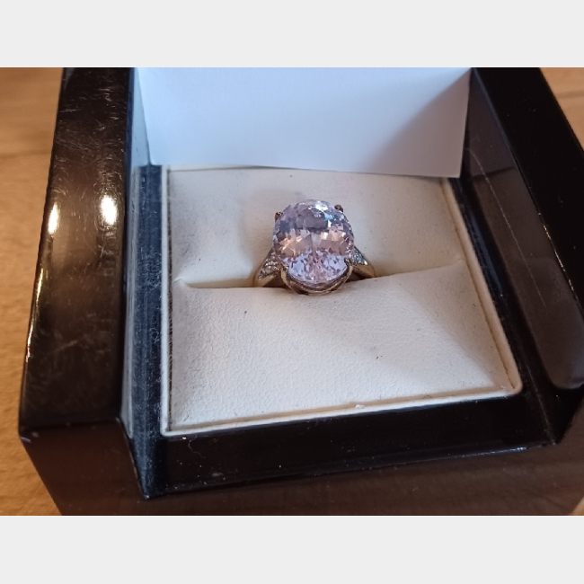 10ct Kunzite oval ring with diamonds